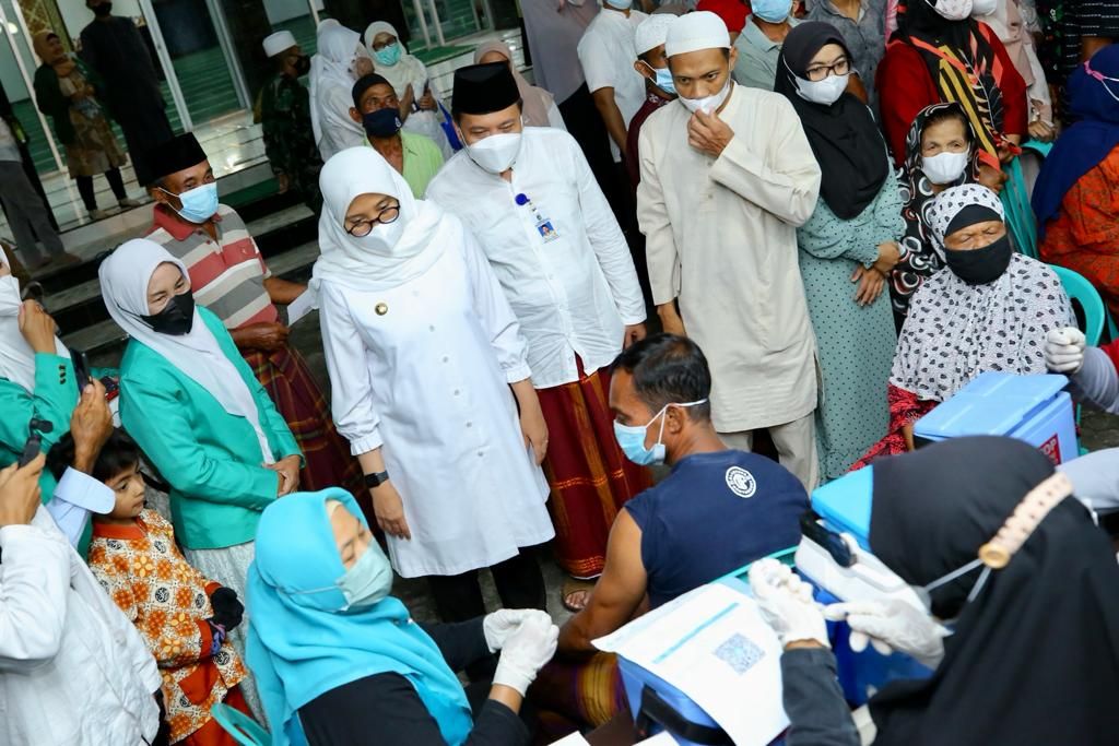 podiumnews.com-Banyuwangi Pacu Vaksinasi Malam Hari